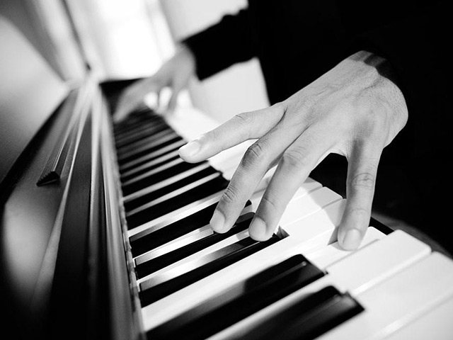 学习钢琴的正确姿势和手型